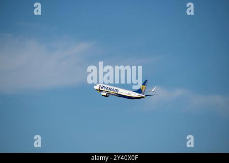 Marignane, France. 5 sept 2024. Un avion RYANAIR a décollé en toute sécurité de l'aéroport Marseille-Provence, montré dans une vue de côté contre un ciel bleu Banque D'Images
