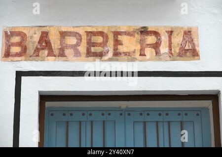 705 panneau sur le 70 Calle Amargura Street coin avec Calle San Ignacio Street, ancien barberia -barbershop- maintenant un magasin pour animaux de compagnie, Habana Vieja. La Havane-Cuba Banque D'Images