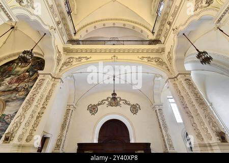 708 colonnes richement ornées sur le côté sud du transept, peinture de style baroque, portes en bois épais, église Iglesia San Francisco Nuevo. La Havane-Cuba Banque D'Images