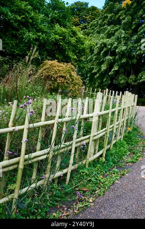 « Clôture en bambou » en métal sur le périmètre du jardin Banque D'Images