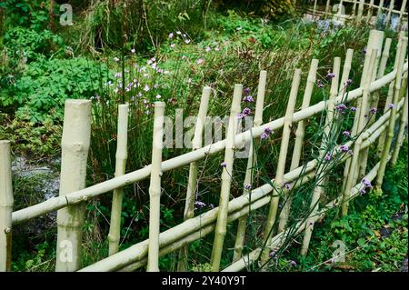 « Clôture en bambou » en métal sur le périmètre du jardin Banque D'Images