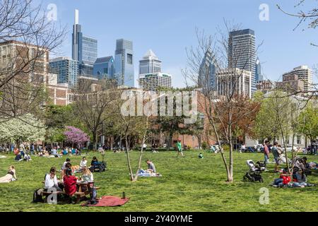 Foules dans Schuylkill River Park (Fitler Square) et skyline à la fin du printemps, Philadelphie, Pennsylvanie, États-Unis Banque D'Images