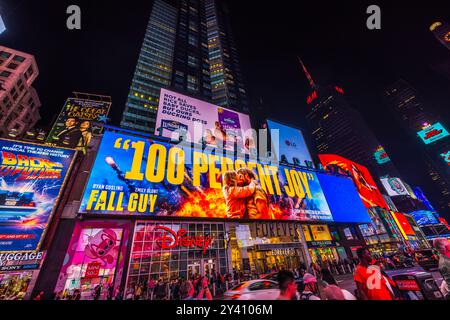 Vue nocturne de Times Square avec piétons et panneaux publicitaires illuminés contre les gratte-ciel. New York. ÉTATS-UNIS. Banque D'Images