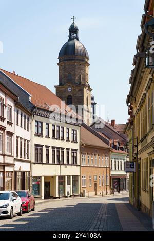 Waltershausen, Allemagne - 10 juin 2023 : une rue pittoresque de Waltershausen présente des bâtiments pittoresques ornés de verdure vibrante, invitant visito Banque D'Images