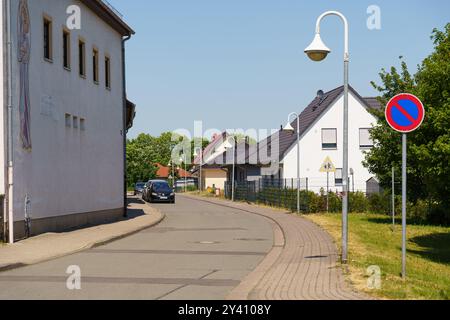 Waltershausen, Allemagne - 11 juin 2023 : par une journée lumineuse, un quartier serein de Waltershausen présente des rues bien entretenues et des maisons charmantes, invitant pe Banque D'Images