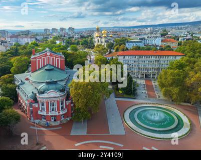 Belle vue aérienne du bâtiment du théâtre dans le centre-ville de Varna, la cathédrale de l'Assomption et les fontaines de la ville. Banque D'Images