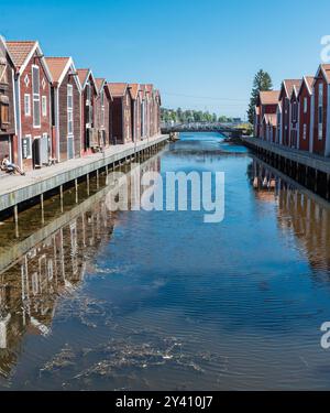 Hudiksvall, Halsingland, Comté de Gavleborg -Suède - 08 01 2019 reflétant les entrepôts de pêche dans le centre-ville Banque D'Images