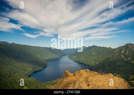 Vue sur le lac Crescent depuis le sommet du mont Storm King Banque D'Images