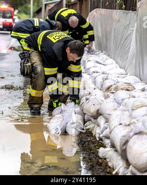 Olsinky, République tchèque. 15 septembre 2024. Les pompiers construisent des barrières mobiles contre les inondations à partir de sacs de sable en raison des inondations de l'Elbe lors des fortes pluies à Olsinky, dans la région d'Usti nad Labem, en République tchèque, le 15 septembre 2024. Crédit : Vojtech Hajek/CTK photo/Alamy Live News Banque D'Images