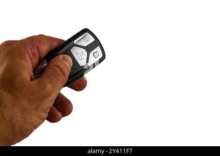 Clés de voiture sur un fond blanc dans un étui de protection, sécurisant la voiture contre le vol par un voleur de voiture Banque D'Images