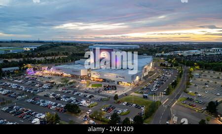 Castleford, West Yorkshire, Royaume-Uni - 15 septembre 2024 : centre de divertissement Xscape et coucher de soleil en arrière-plan. Banque D'Images