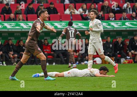 GER, Bayern, Augsburg, Fussball, FC Augsburg - FC Sankt Pauli, in der WWK Arena, Augsburg, 3. Spieltag, 15.09.24, v.l. Andreas Albers (FC Pauli, 19), Maximilian Bauer (FC Augsburg, 23), Elvis Rexhbecaj (FC Augsburg, 8), Aufreger DFL/DFB règlementations interdisant toute utilisation de photographies comme séquences d'images et/ou quasi-vidéo, Banque D'Images