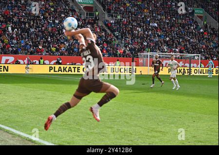 GER, Bayern, Augsburg, Fussball, FC Augsburg - FC Sankt Pauli, in der WWK Arena, Augsburg, 3. Spieltag, 15.09.24, v.l. Maximilian Bauer (FC Augsbourg, 23) la réglementation DFL/DFB interdit toute utilisation de photographies comme séquences d'images et/ou quasi-vidéo, Banque D'Images