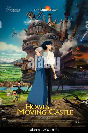 Château en mouvement de Howl (2004) réalisé par Hayao Miyazaki et mettant en vedette Chieko Baishôm, Takuya Kimura et Tatsuya Gashûin. Fantaisie animée classique dessinée à la main sur une jeune femme maudite avec un vieux corps basé sur le roman de Diana Wynne Jones. Affiche publicitaire de réédition du 20e anniversaire ***USAGE ÉDITORIAL SEULEMENT ***. Crédit : BFA / GKIDS Banque D'Images