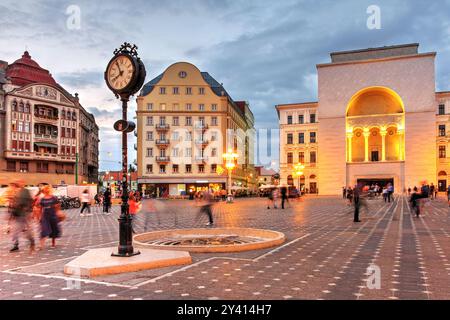 Scène de soirée sur la place de la victoire (Piata Victoriei) à Timisoara, Roumanie, flanquée de bâtiments historiques (Palais Weiss, ancien Hôtel Timisoara et l'Op Banque D'Images