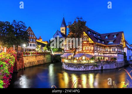 Scène nocturne à Esslingen am Neckar, près de Stuttgart dans le Bade-Wurtemberg depuis le pont Agnes (Agnesbrücke) avec les canaux et l'église Dionys Banque D'Images