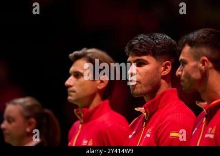 Carlos Alcaraz de l'équipe d'Espagne vu lors de la finale de la Coupe Davis du groupe B en simple match à Pabellon Fuente de San Luis. Pablo Carreno Busta, de l'équipe d'Espagne, a gagné 2/6, 6/2, 7/6 Banque D'Images