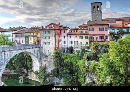 Vue panoramique de Ponte del Diavolo (Pont du Diable) sur la rivière Natisone à Cividale del Friuli, province d'Udine, Italie Banque D'Images