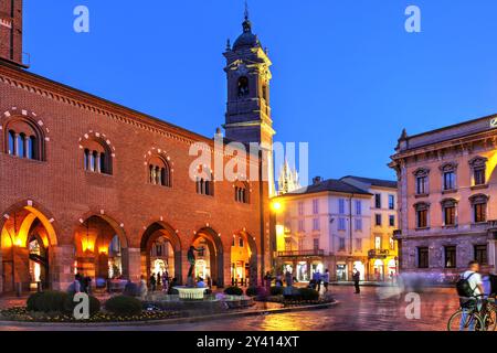 Piazza Roma avec l'ancien Arengario (mairie, à gauche) à Monza, Italie la nuit. Banque D'Images