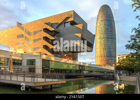 Lumière dorée sur la Tour Glories (Torre Glòries, anciennement connue sous le nom de Torre Agbar) et Musée du Design de Barcelone (Museu del Disseny de Barcelona), Espagne. Banque D'Images