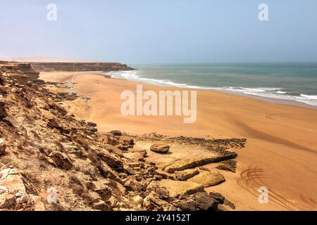 Belle plage dorée au sud de Sidi Kaouki, Maroc, près d'Essaouira Banque D'Images