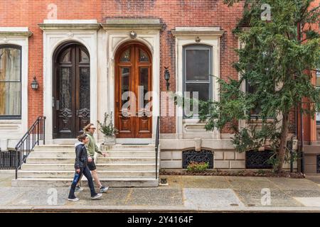 Les gens sur le trottoir dans le quartier de Spring, Rittenhouse Square, Philadelphie, Pennsylvanie, États-Unis Banque D'Images