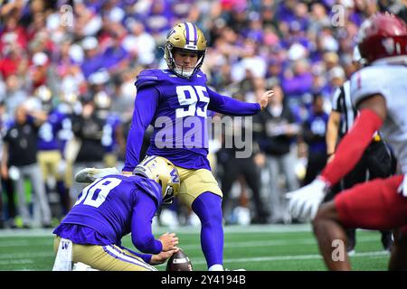 Seattle, WA, États-Unis. 14 septembre 2024. Grady Gross (95), le kicker des Huskies de Washington place, frappe un field goal lors du match de football de la NCAA entre les Huskies de Washington et les Cougars de l'État de Washington à Seattle, dans l'État de Washington. L'État de Washington a battu Washington 24-19. Steve Faber/CSM/Alamy Live News Banque D'Images