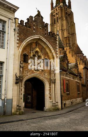 Porte d'entrée gothique du musée Gruuthuse à Bruges, Belgique. Banque D'Images