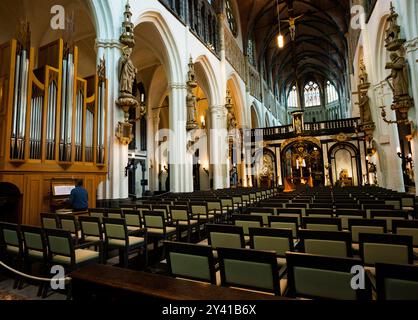 Nef intérieure de style baroque de l'église notre-Dame de Bruges, Belgique. Banque D'Images