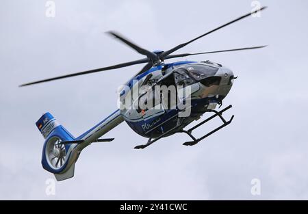 Ein modérateur Helikopter der Polizeihubschrauberstaffel BW vom Typ Airbus Helicopters H145 D3 mit der Kennung d-HBWW. DAS Spezialeinsatzkommando SEK der Polizei Baden-Württemberg BEI einer Vorführung zum Vorgehen BEI einer Einsatzlage. Göppingen Baden-Württemberg Deutschland *** Un hélicoptère moderne de l'escadron d'hélicoptères de police BW du type Airbus Helicopters H145 D3 avec l'identification d HBWW la force spéciale SEK de la police de Baden Württemberg lors d'une démonstration de la procédure dans une situation opérationnelle Göppingen Baden Württemberg Allemagne Banque D'Images