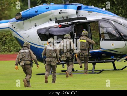 Ein Einsatztrupp des Spezialeinsatzkommandos SEK der Polizei Baden-Württemberg wird mit einem Helikopter der Polizeihubschrauberstaffel BW vom Typ Airbus Helicopters H145 D3 mit der Kennung d-HBWW aufgenommen. DAS Spezialeinsatzkommando SEK der Polizei Baden-Württemberg BEI einer Vorführung zum Vorgehen BEI einer Einsatzlage. Göppingen Baden-Württemberg Deutschland *** Une force opérationnelle du commandement des opérations spéciales SEK de la police du Bade-Württemberg est photographiée avec un hélicoptère de la police Helicopter Squadron BW du type Airbus Helicopters H145 D3 avec l'identification d HBWW The Banque D'Images