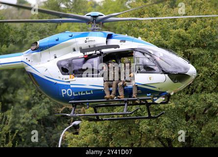 Ein Einsatztrupp des Spezialeinsatzkommandos SEK der Polizei Baden-Württemberg wird mit einem Helikopter der Polizeihubschrauberstaffel BW vom Typ Airbus Helicopters H145 D3 mit der Kennung d-HBWW aufgenommen und ausgeflogen. DAS Spezialeinsatzkommando SEK der Polizei Baden-Württemberg BEI einer Vorführung zum Vorgehen BEI einer Einsatzlage. Göppingen Baden-Württemberg Deutschland *** Une force opérationnelle du commandement des opérations spéciales SEK de la police du Bade-Württemberg est prise en charge et évacuée avec un hélicoptère de la police Helicopter Squadron BW du type Airbus Helicopters H145 D3 avec le Banque D'Images