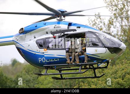 Ein Einsatztrupp des Spezialeinsatzkommandos SEK der Polizei Baden-Württemberg wird mit einem Helikopter der Polizeihubschrauberstaffel BW vom Typ Airbus Helicopters H145 D3 mit der Kennung d-HBWW ausgeflogen. DAS Spezialeinsatzkommando SEK der Polizei Baden-Württemberg BEI einer Vorführung zum Vorgehen BEI einer Einsatzlage. Göppingen Baden-Württemberg Deutschland *** Une force opérationnelle du Commandement des opérations spéciales SEK de la police du Baden Württemberg est transportée par avion avec un hélicoptère de la police Helicopter Squadron BW du type Airbus Helicopters H145 D3 avec l'identification d HBWW la SPE Banque D'Images