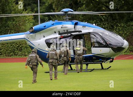 Ein Einsatztrupp des Spezialeinsatzkommandos SEK der Polizei Baden-Württemberg wird mit einem Helikopter der Polizeihubschrauberstaffel BW vom Typ Airbus Helicopters H145 D3 mit der Kennung d-HBWW aufgenommen. DAS Spezialeinsatzkommando SEK der Polizei Baden-Württemberg BEI einer Vorführung zum Vorgehen BEI einer Einsatzlage. Göppingen Baden-Württemberg Deutschland *** Une force opérationnelle du commandement des opérations spéciales SEK de la police du Bade-Württemberg est photographiée avec un hélicoptère de la police Helicopter Squadron BW du type Airbus Helicopters H145 D3 avec l'identification d HBWW The Banque D'Images