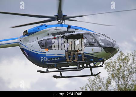 Ein Einsatztrupp des Spezialeinsatzkommandos SEK der Polizei Baden-Württemberg wird mit einem Helikopter der Polizeihubschrauberstaffel BW vom Typ Airbus Helicopters H145 D3 mit der Kennung d-HBWW ausgeflogen. DAS Spezialeinsatzkommando SEK der Polizei Baden-Württemberg BEI einer Vorführung zum Vorgehen BEI einer Einsatzlage. Göppingen Baden-Württemberg Deutschland *** Une force opérationnelle du Commandement des opérations spéciales SEK de la police du Baden Württemberg est transportée par avion avec un hélicoptère de la police Helicopter Squadron BW du type Airbus Helicopters H145 D3 avec l'identification d HBWW la SPE Banque D'Images