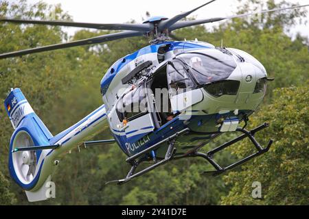 Ein modérateur Helikopter der Polizeihubschrauberstaffel BW vom Typ Airbus Helicopters H145 D3 mit der Kennung d-HBWW. DAS Spezialeinsatzkommando SEK der Polizei Baden-Württemberg BEI einer Vorführung zum Vorgehen BEI einer Einsatzlage. Göppingen Baden-Württemberg Deutschland *** Un hélicoptère moderne de l'escadron d'hélicoptères de police BW du type Airbus Helicopters H145 D3 avec l'identification d HBWW la force spéciale SEK de la police de Baden Württemberg lors d'une démonstration de la procédure dans une situation opérationnelle Göppingen Baden Württemberg Allemagne Banque D'Images