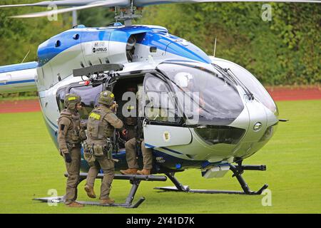 Ein Einsatztrupp des Spezialeinsatzkommandos SEK der Polizei Baden-Württemberg wird mit einem Helikopter der Polizeihubschrauberstaffel BW vom Typ Airbus Helicopters H145 D3 mit der Kennung d-HBWW aufgenommen. DAS Spezialeinsatzkommando SEK der Polizei Baden-Württemberg BEI einer Vorführung zum Vorgehen BEI einer Einsatzlage. Göppingen Baden-Württemberg Deutschland *** Une force opérationnelle du commandement des opérations spéciales SEK de la police du Bade-Württemberg est photographiée avec un hélicoptère de la police Helicopter Squadron BW du type Airbus Helicopters H145 D3 avec l'identification d HBWW The Banque D'Images