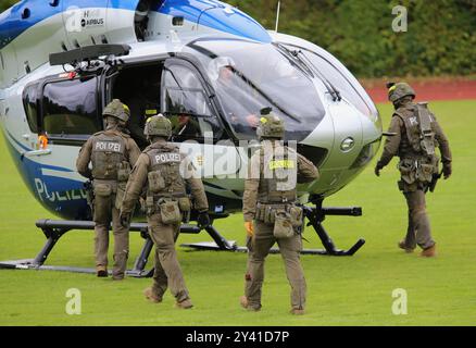 Ein Einsatztrupp des Spezialeinsatzkommandos SEK der Polizei Baden-Württemberg wird mit einem Helikopter der Polizeihubschrauberstaffel BW vom Typ Airbus Helicopters H145 D3 mit der Kennung d-HBWW aufgenommen. DAS Spezialeinsatzkommando SEK der Polizei Baden-Württemberg BEI einer Vorführung zum Vorgehen BEI einer Einsatzlage. Göppingen Baden-Württemberg Deutschland *** Une force opérationnelle du commandement des opérations spéciales SEK de la police du Bade-Württemberg est photographiée avec un hélicoptère de la police Helicopter Squadron BW du type Airbus Helicopters H145 D3 avec l'identification d HBWW The Banque D'Images