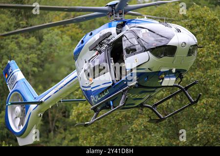 Ein modérateur Helikopter der Polizeihubschrauberstaffel BW vom Typ Airbus Helicopters H145 D3 mit der Kennung d-HBWW. DAS Spezialeinsatzkommando SEK der Polizei Baden-Württemberg BEI einer Vorführung zum Vorgehen BEI einer Einsatzlage. Göppingen Baden-Württemberg Deutschland *** Un hélicoptère moderne de l'escadron d'hélicoptères de police BW du type Airbus Helicopters H145 D3 avec l'identification d HBWW la force spéciale SEK de la police de Baden Württemberg lors d'une démonstration de la procédure dans une situation opérationnelle Göppingen Baden Württemberg Allemagne Banque D'Images