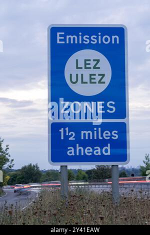 Les panneaux de signalisation de lez et ULEZ avertissent les conducteurs de l'entrée dans la zone à faible émission et la zone à ultra faible émission dans le Grand Londres Angleterre Royaume-Uni Banque D'Images