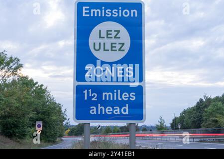 Les panneaux de signalisation de lez et ULEZ avertissent les conducteurs de l'entrée dans la zone à faible émission et la zone à ultra faible émission dans le Grand Londres Angleterre Royaume-Uni Banque D'Images