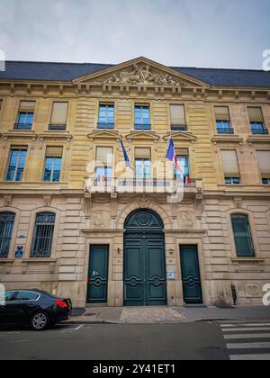 09 15 2024 - Paris, France. Entrée principale du siège de l'institution de la Banque de France à Paris. Banque centrale de France avec drapeaux français et UE Banque D'Images