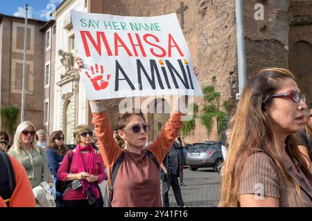 Rome, Italie. 14 septembre 2024. Un manifestant brandit l'affiche avec le slogan "dites son nom Mahsa Amini" lors de la manifestation de certains membres de la communauté iranienne contre le gouvernement iranien en mémoire de la mort de Mahsa Amini en soutien au mouvement pour la liberté de vie des femmes organisé par des étudiants iraniens à Rome. Mahsa Amini, arrêtée à Téhéran le 13 septembre 2022 par la police religieuse pour non-respect de la loi sur le port obligatoire du voile. Elle meurt dans des circonstances suspectes après trois jours dans le coma le 16 septembre 2022 à l'âge de 22 ans. Sa mort est devenue un symbole Banque D'Images