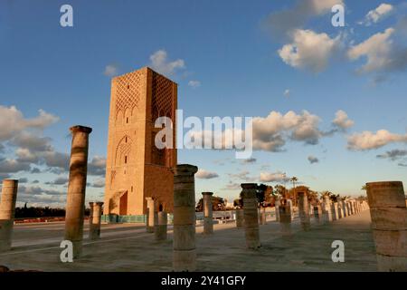 Le Mausolée de Mohammed V et les jardins de la Tour Hassan Rabat, Maroc, Afrique du Nord Banque D'Images