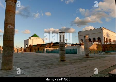 Le Mausolée de Mohammed V et les jardins de la Tour Hassan Rabat, Maroc, Afrique du Nord Banque D'Images