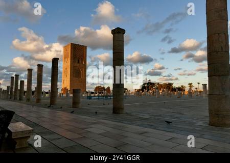 Le Mausolée de Mohammed V et les jardins de la Tour Hassan Rabat, Maroc, Afrique du Nord Banque D'Images