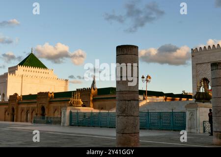 Le Mausolée de Mohammed V et les jardins de la Tour Hassan Rabat, Maroc, Afrique du Nord Banque D'Images