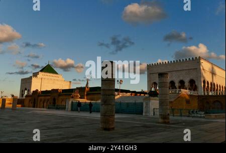 Le Mausolée de Mohammed V et les jardins de la Tour Hassan Rabat, Maroc, Afrique du Nord Banque D'Images