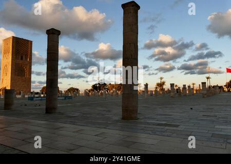 Le Mausolée de Mohammed V et les jardins de la Tour Hassan Rabat, Maroc, Afrique du Nord Banque D'Images