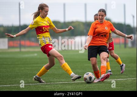 LUBIN, POLOGNE - 11 SEPTEMBRE 2024 : match de football féminin Ligue centrale polonaise de la jeunesse CLJ U-16 Zaglebie Lubin FemGol vs Sleza Wroclaw. Banque D'Images